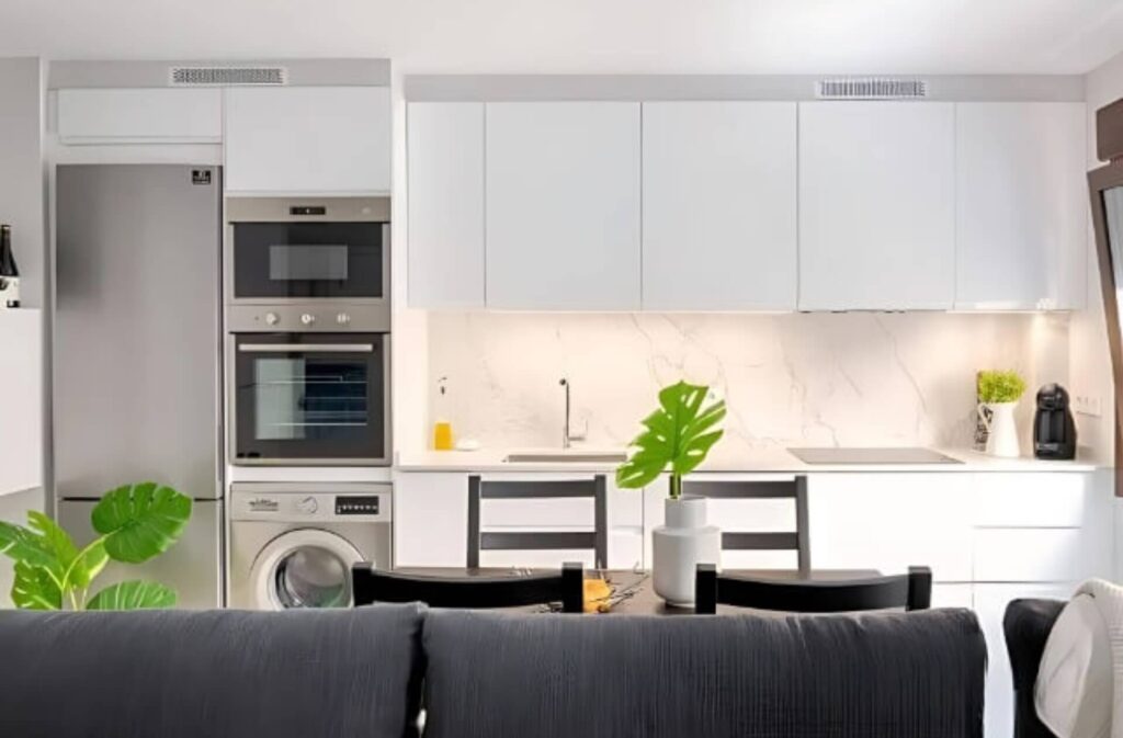 Cocina y salón reformados en un piso de Bilbao
